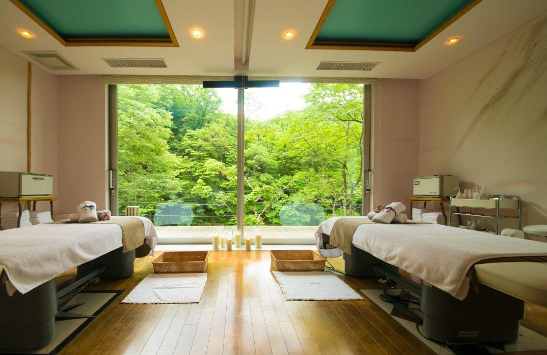 Phòng kiểu Nhật (hạng A) có bồn tắm ngoài trời và sân hiên