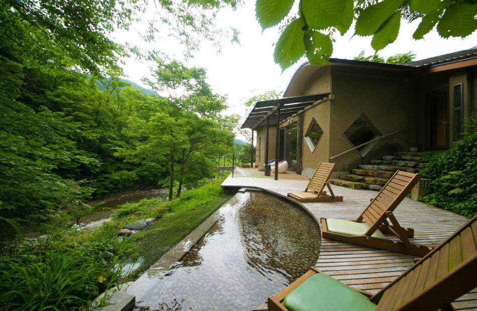 Phòng kiểu Nhật (hạng B) có bồn tắm ngoài trời và sân hiên